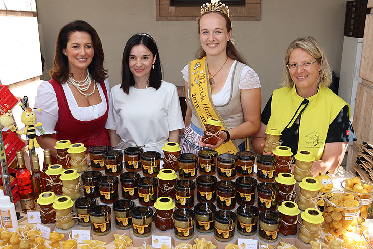 Michaela Kaniber am Stand mit Honig und Honigprodukten beim Hoffest 2022 @ Bayerisches Landwirtschaftsministerium (©Foto: Martin Schmitz)
